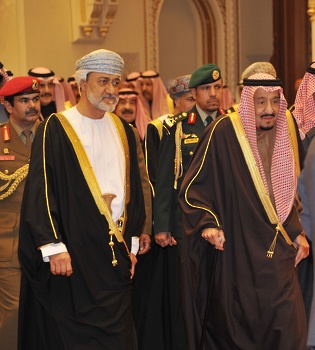 جلالة السلطان هيثم بن طارق يستقبل خادم الحرمين الشريفين