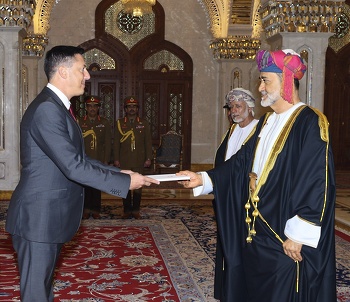 Sa Majesté le Sultan reçoit les lettres de créance de l’ambassadeur de la Confédération suisse
