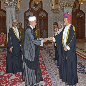 Sa Majesté le Sultan reçoit les lettres de créance de l’ambassadeur iranien