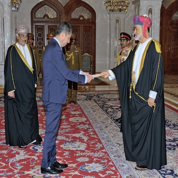 Sa Majesté le Sultan reçoit les lettres de créance de l’ambassadeur de France 