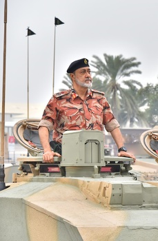 جلالة القائد الأعلى يتفضل بزيارة سامية لمدرعات سلطان عُمان