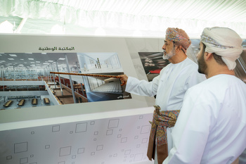 Su Majestad el Sultán preside la ceremonia de colocación de la primera piedra del proyecto del Complejo Cultural Proyecto del Complejo Cultural Sayyid Tarik bin Taimur