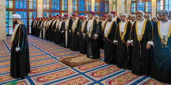 Su Majestad el Sultán realiza la oración del Eid al Fitr en la Mezquita Al Khor el 22 de abril de 2023