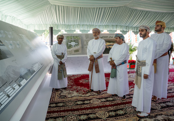 Su Majestad el Sultán preside la ceremonia de colocación de la primera piedra del proyecto del Complejo Cultural Proyecto del Complejo Cultural Sayyid Tarik bin Taimur