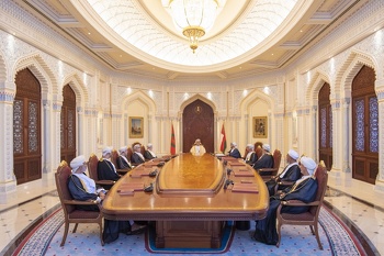Seine Majestät der Sultan Haitham bin Tarik leitet die Sitzung des Obersten Justizrats