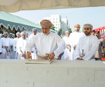 Su Majestad el Sultán preside la ceremonia de colocación de la primera piedra del proyecto Proyecto del Complejo Cultural Sayyid Tarik bin Taimur