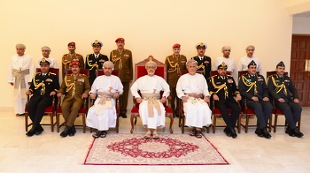 جلالة القائد الأعلى يتفضل بزيارة إلى وزارة الدفاع ورئاسة أركان قوات السلطان المسلحة بمعسكر المرتفعة