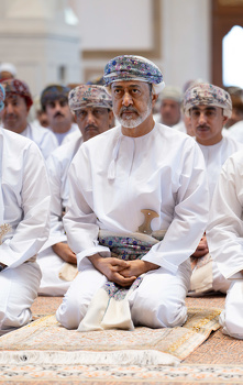 جلالة السلطان المعظم يؤدي صلاة عيد الفطر السعيد بجامع السيدة فاطمة بنت علي بولاية السيب 10/4/2024