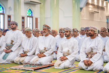 جلالة السلطان المعظم يؤدي صلاة عيد الأضحى المبارك بجامع السيد طارق بن تيمور بولاية السيب بتاريخ 28/6/2023