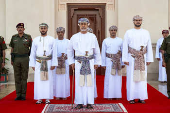 جلالة السلطان المعظم يؤدي صلاة عيد الفطر السعيد بجامع السيدة فاطمة بنت علي بولاية السيب 10/4/2024