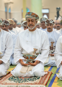 جلالة السلطان المعظم يؤدي صلاة عيد الأضحى المبارك بجامع السيد طارق بن تيمور بولاية السيب بتاريخ 28/6/2023