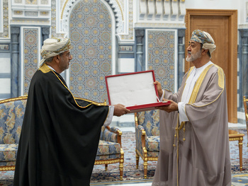 جلالة السلطان المعظم يمنح وسام عُمان المدني من الدرجة الثانية لمعالي الدكتور سعيد بن محمد الصقري وزير الاقتصاد