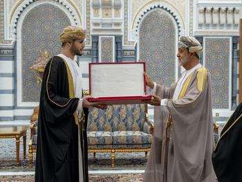 جلالة السلطان المعظم يمنح وسام عُمان الأول لصاحب السّمو السّيد بلعرب بن هيثم آل سعيد