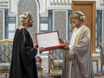 جلالة السلطان المعظم يمنح وسام عُمان المدني من الدرجة الثانية لمعالي قيس بن محمد اليوسف وزير التجارة والصناعة وترويج الاستثمار