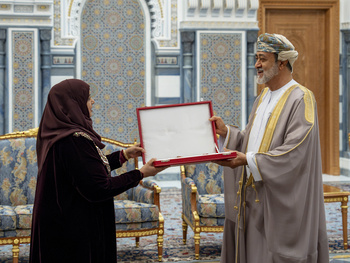 جلالة السلطان المعظم يمنح وسام عُمان المدني من الدرجة الثانية لمعالي الدكتورة ليلى بنت أحمد النجار وزيرة التنمية الاجتماعية