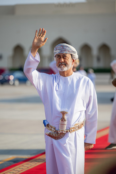 جلالة السلطان المعظم يودع أخيه أمير دولة الكويت
