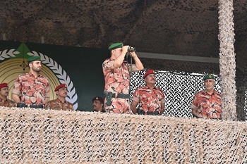 جلالة القائد الأعلى يتفضَّل بزيارة قيادة قوات الفرق
