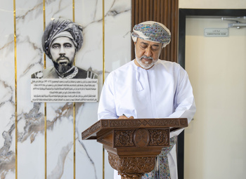 Visita de Su Majestad el Sultán a la Escuela el Sultán Faisal bin Turki para Niños en la Wilaya de Al Amerat