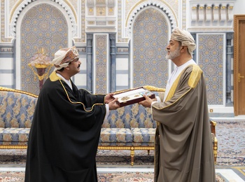 جلالةُ السُّلطان يمنح وسامَ الإشادة السُّلطانية من الدرجة الأولى لسعادة محمد بن حمد الصارمي رئيس المراسم السُّلطانيّة.