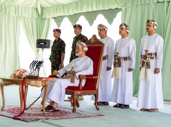 Su Majestad el Sultán se reúne con los jeques y notables de la Gobernación de Musandam 
