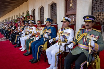 Seine Majestät der Sultan beehrt die Große Militärparade anlässlich des ruhmreichen Nationalfeiertags