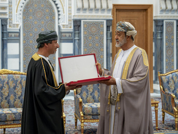 Su Majestad el Sultán otorga la Orden Civil de Omán de Segunda Clase al Ingeniero Salim bin Nasser Al Aufi, Ministro de Energía y Minerales 