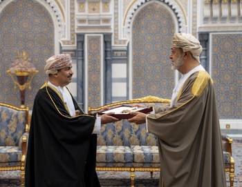 جلالةُ السُّلطان يمنح وسام الإشادة السُّلطانية من الدرجة الأولى لمعالي الدّكتور عبد الله بن ناصر الحرّاصي وزيرِ الإعلام