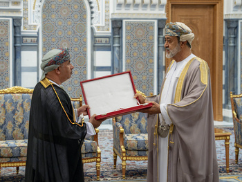 Su Majestad el Sultán concede la Orden Civil de Omán de Segunda Clase al Dr. Hilal Al Sabti, Ministro de Salud 