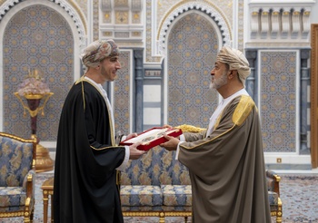 جلالةُ السُّلطان يمنح وسام الرّسوخ من الدرجة الثانية  لصاحبِ السُّموّ السّيد الدّكتور كامل بن فهد آل سعيد أمين عام في الأمانة العامّة لمجلس الوزراء