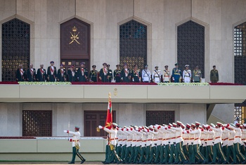 Seine Majestät der Sultan beehrt die Große Militärparade anlässlich des ruhmreichen Nationalfeiertags