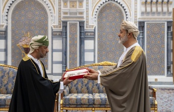Su Majestad el Sultán concede la Orden de Al Rusukh (Segunda Clase) a Su Alteza el Dr. Sayyid Fahad bin Al Julanda Al Said, Rector de la Universidad Sultán Qaboos   