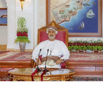 Su Majestad el Sultán se reúne con los jeques de las wilayas de la Gobernación de Dhofar 