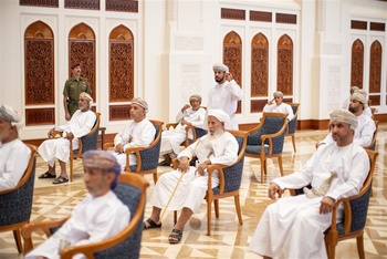 Su Majestad el Sultán se reúne con los jeques de las wilayas de la Gobernación de Sharqiyah del Sur