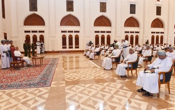 Su Majestad el Sultán se reúne con los jeques de las wilayas de la Gobernación de Al Sharqiyah del Norte 