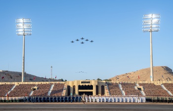 Seine Majestät der Sultan beehrt die Große Militärparade anlässlich des ruhmreichen Nationalfeiertags
