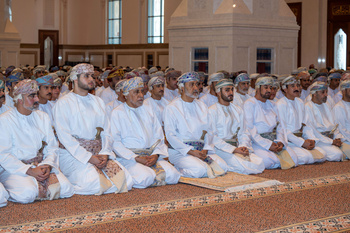 Su Majestad el Sultán realiza la oración del Eid al Fitr en la Mezquita Sayyida Fatima bint Ali — 10/04/2024