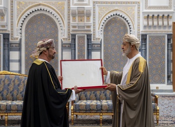 Su Majestad el Sultán concede la Orden del Honor Supremo a Su Excelencia Sayyid Khalid bin Hilal Al Busaidi, Ministro del Diwan de la Corte Real