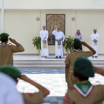 Visita de Su Majestad el Sultán a la Escuela el Sultán Faisal bin Turki para Niños en la Wilaya de Al Amerat