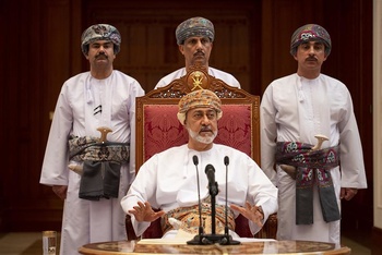 Su Majestad el Sultán se reúne con los jeques de las wilayas de la Gobernación de Al Sharqiyah del Norte 
