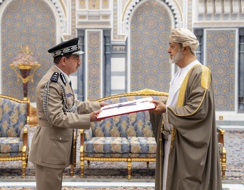 Su Majestad el Sultán concede la Condecoración Militar de Omán de Segunda Clase al General khalifa Al Siabi, Asistente del Inspector General de Policía y Aduanas para Asuntos Administrativos y Financieros