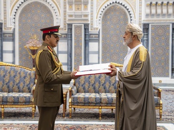 Su Majestad el Sultán concede la Condecoración Militar de Omán de Segunda Clase al General de División Sultan Ma‘mari, del Ministerio de Defensa