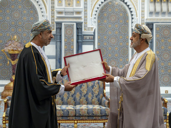 Su Majestad el Sultán concede la Orden Civil de Omán de Segunda Clase al Dr. Hamad Al Aufi, Jefe de la Oficina Privada
