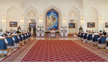 Su Majestad el Sultán se reúne con los jeques de las wilayas de la Gobernación de Dhofar 