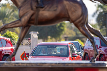 Su Majestad el Sultán honra con su augusto patrocinio al Festival Real de Carreras de Caballos