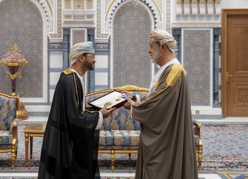 جلالةُ السُّلطان يمنح وسامَ الإشادة السُّلطانية من الدرجة الأولى لمعالي السّيد بدر بن حمد البوسعيدي وزيرِ الخارجيّة