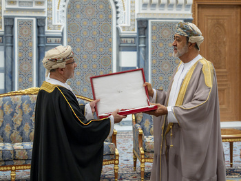 Su Majestad el Sultán concede la Orden Civil de Omán de Segunda Clase a Su Excelencia Salem Al Mahrouqi, Ministro de Patrimonio y Turismo