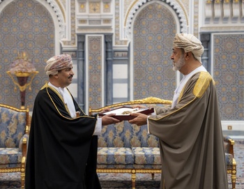 Su Majestad el Sultán concede la Orden de Encomio Real de Primera Clase a Su Excelencia el Dr. Abdullah Al Harrasi, Ministro de Información 