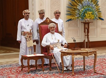 Su Majestad el Sultán se reúne con los jeques de las wilayas de la Gobernación de Sharqiyah del Sur