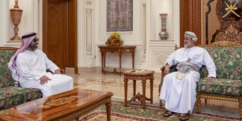 Su Majestad el Sultán recibe al Asesor de Seguridad Nacional del Estado de los Emiratos Árabes Unidos