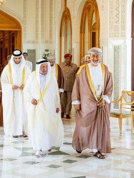 Su Majestad el Sultán recibe al Gobernante del Emirato de Al Sharjah